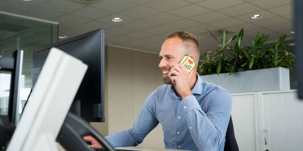 Collega aan het bellen op kantoor