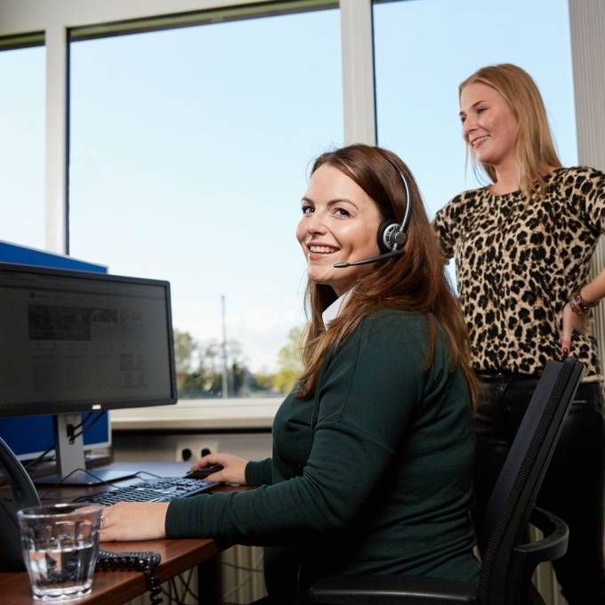 Collega's aan het bellen op de customer care afdeling