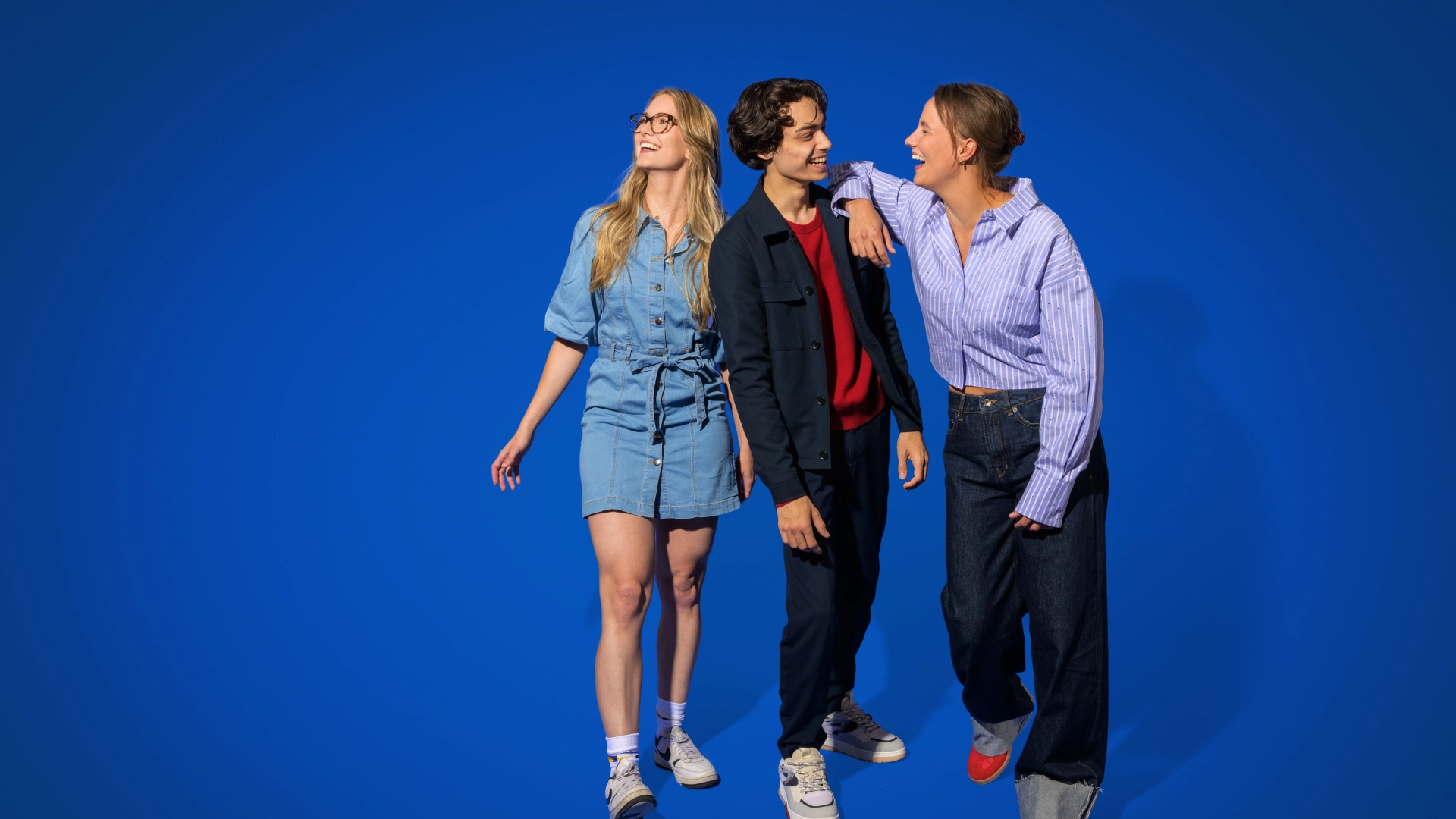 Supermarkt team tegen rode muur