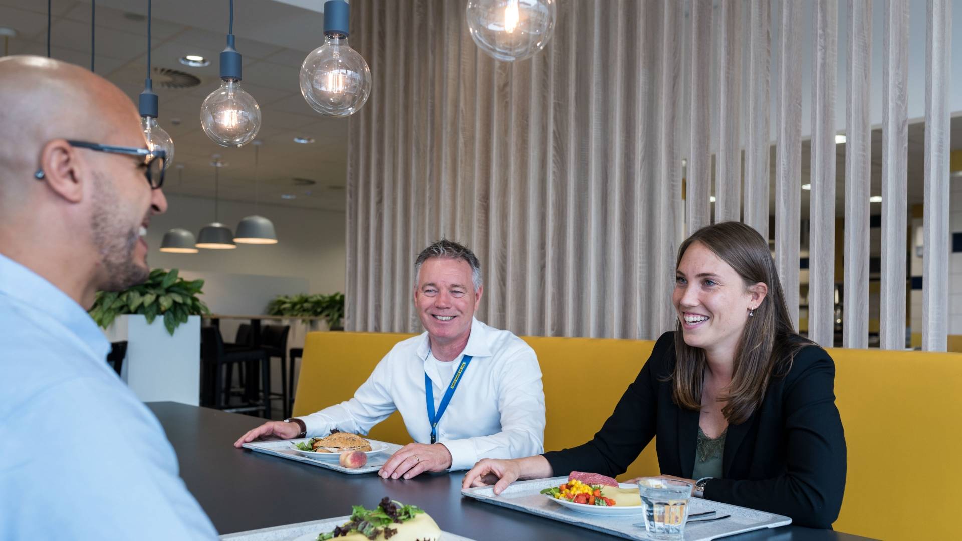 Collega's gezellig aan het eten in de kantine
