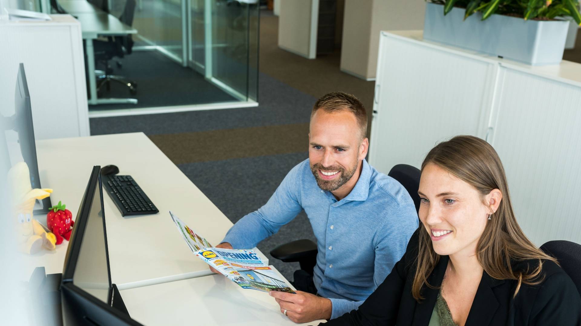 Collega's bezig met de Lidl folder
