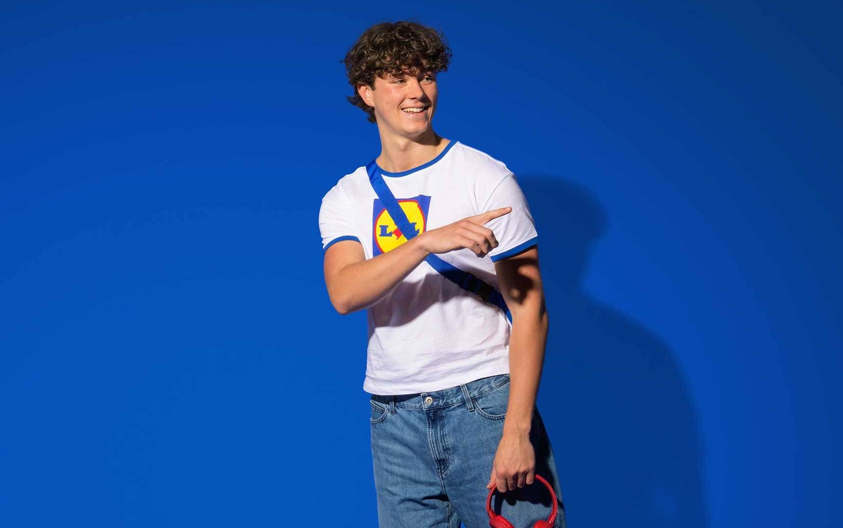 Lidl collega met koptelefoon en rugzak