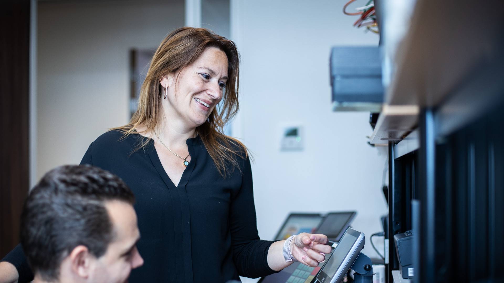 IT collega in test ruimte