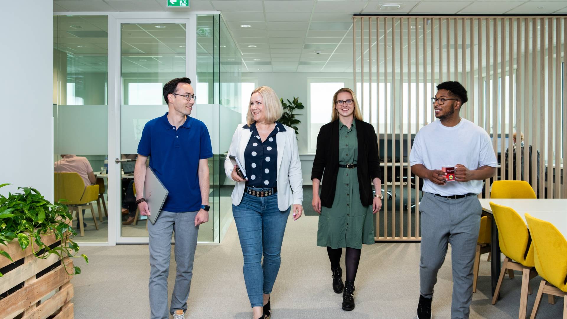 Collega die goodie bags aan het inpakken is