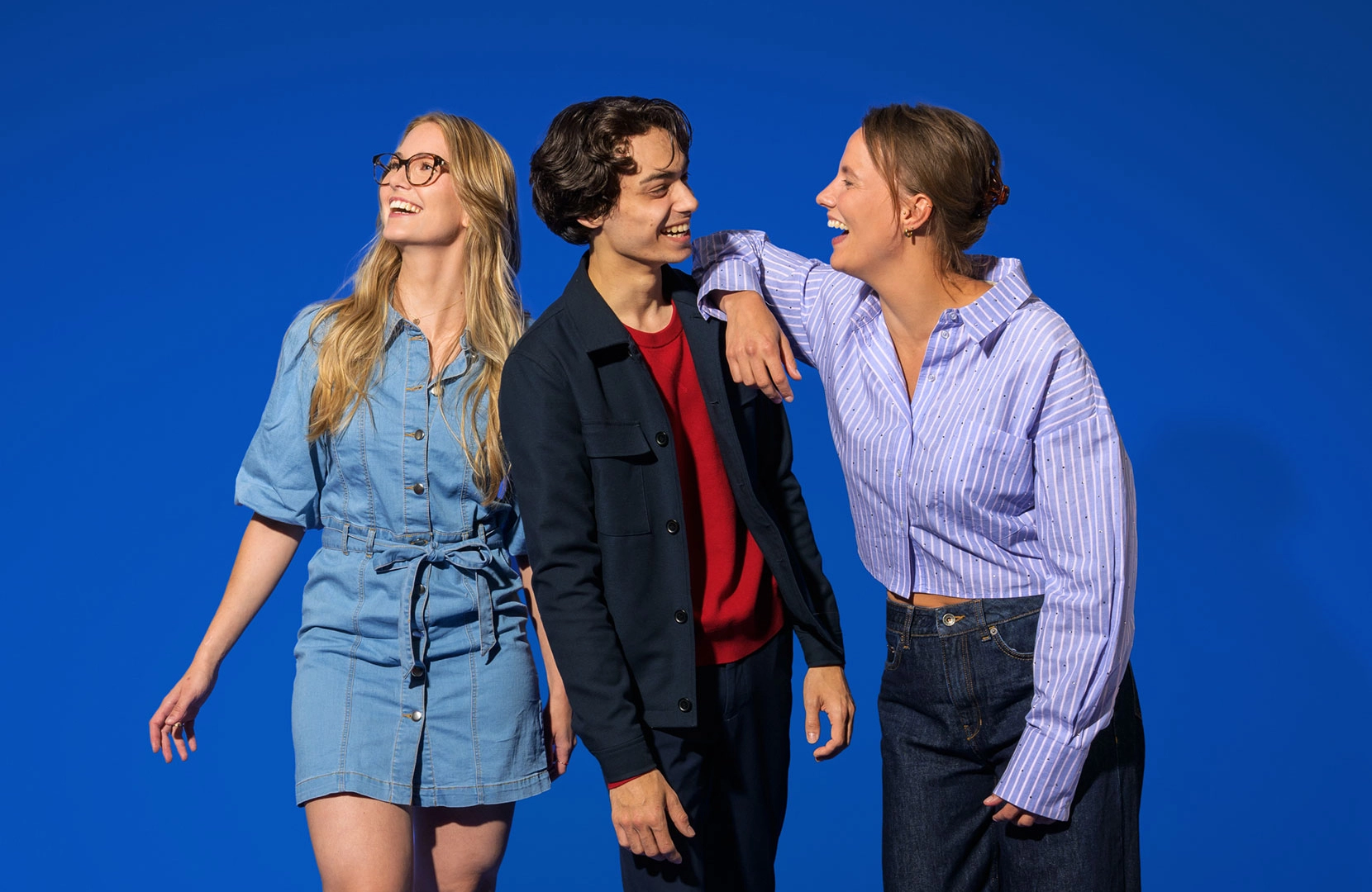 Supermarkt collega's staan samen te lachen