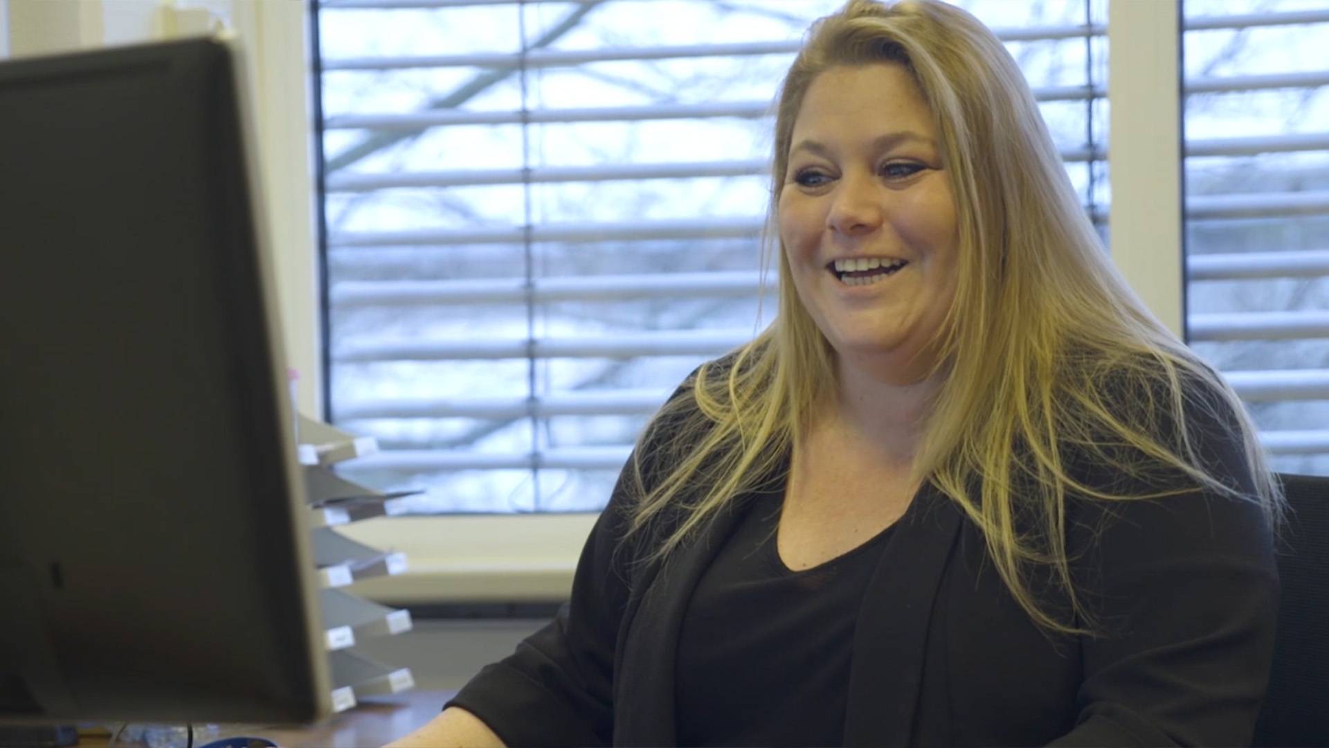 Renee achter de computer
