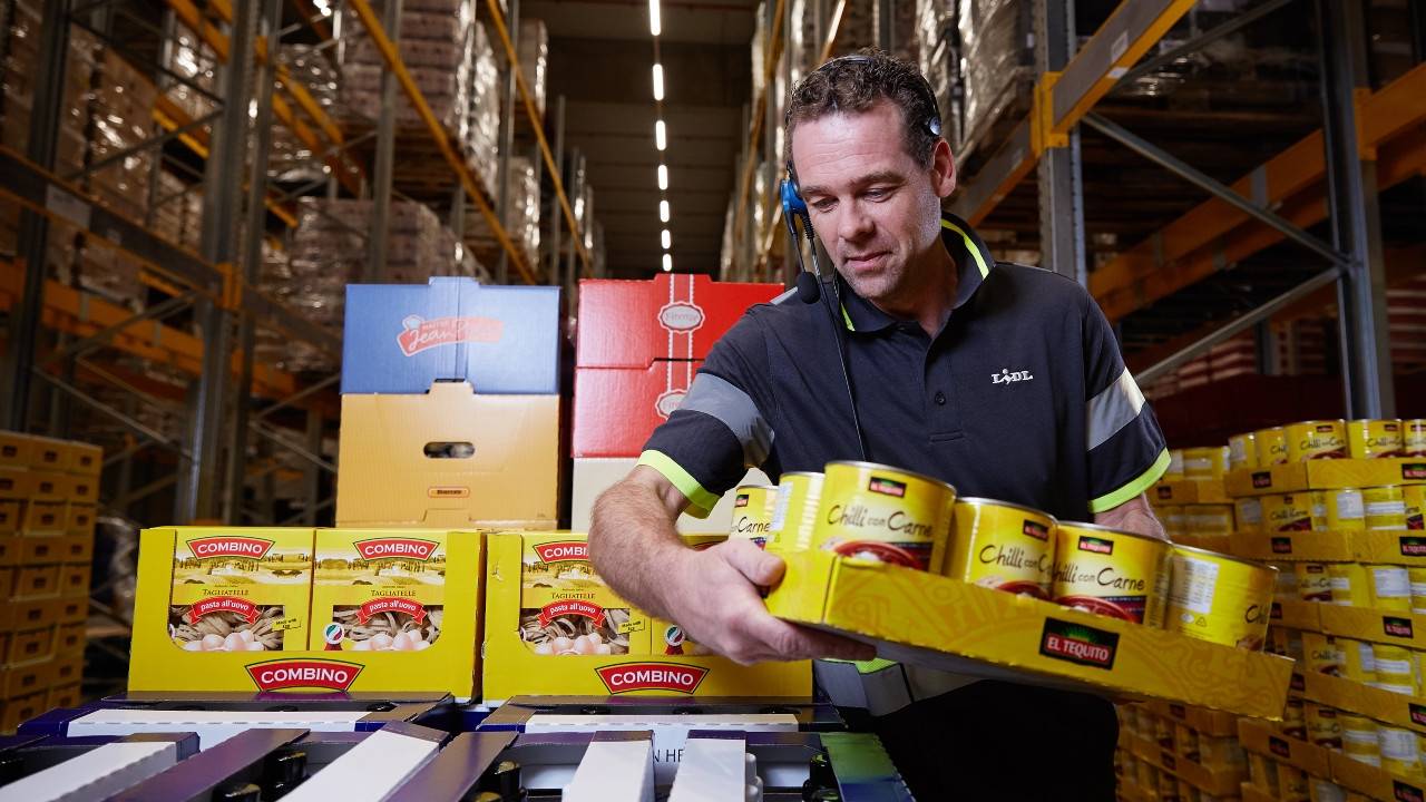 Collega aan het verzamelen