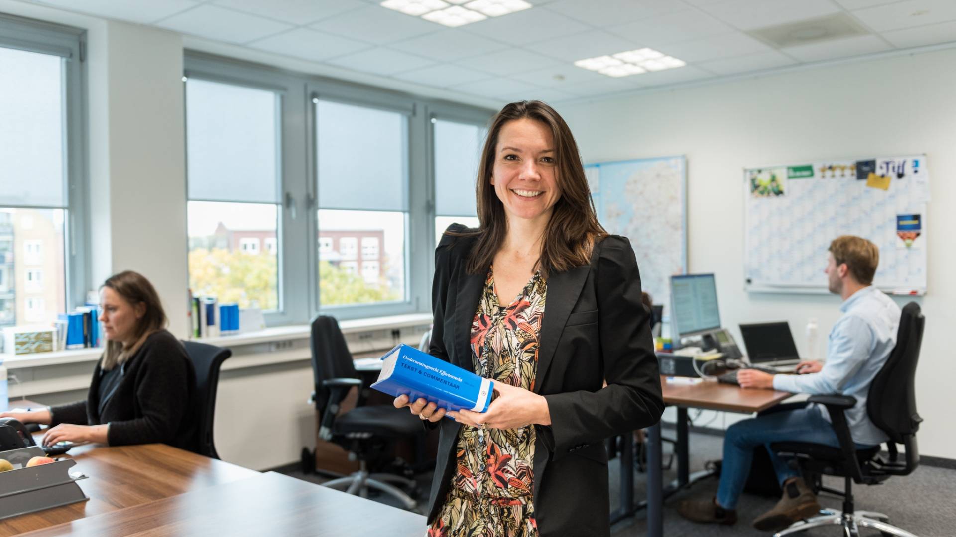 Roosmarijn op kantoor met collega's