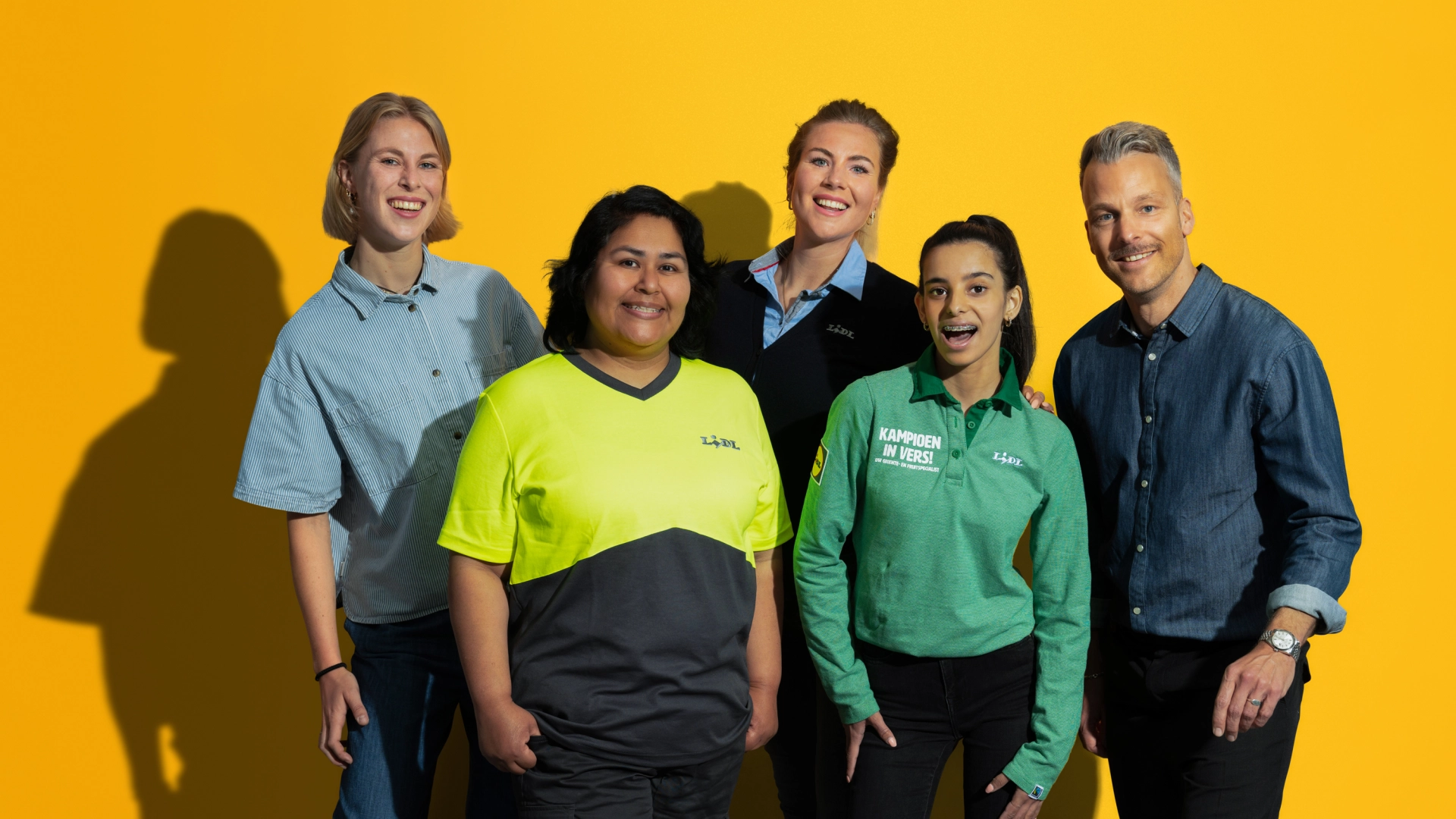 Groep collega's van het hoofdkantoor, distributiecentrum, supermarkt en regiokantoor