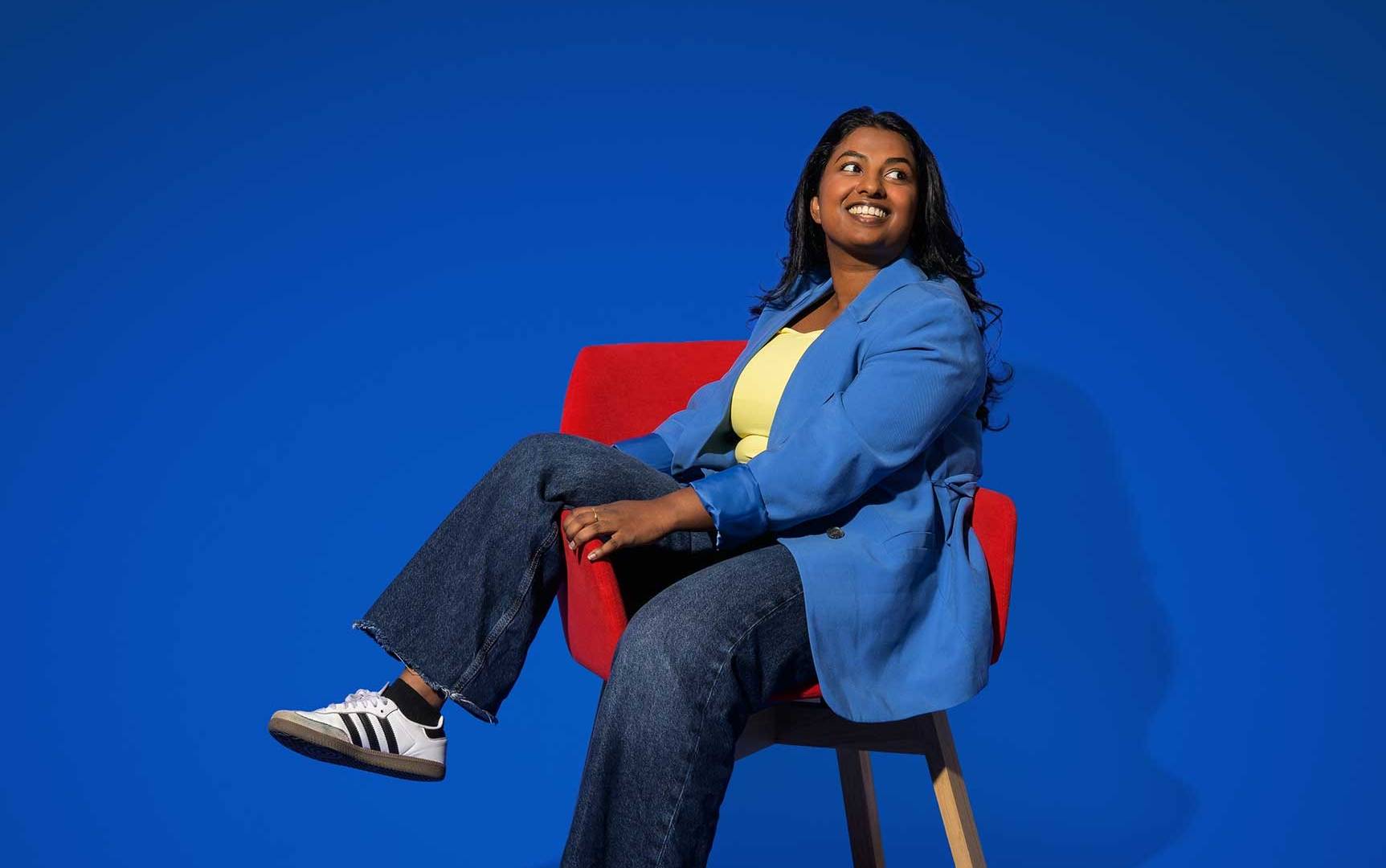 Lidl collega zit op kantoorstoel