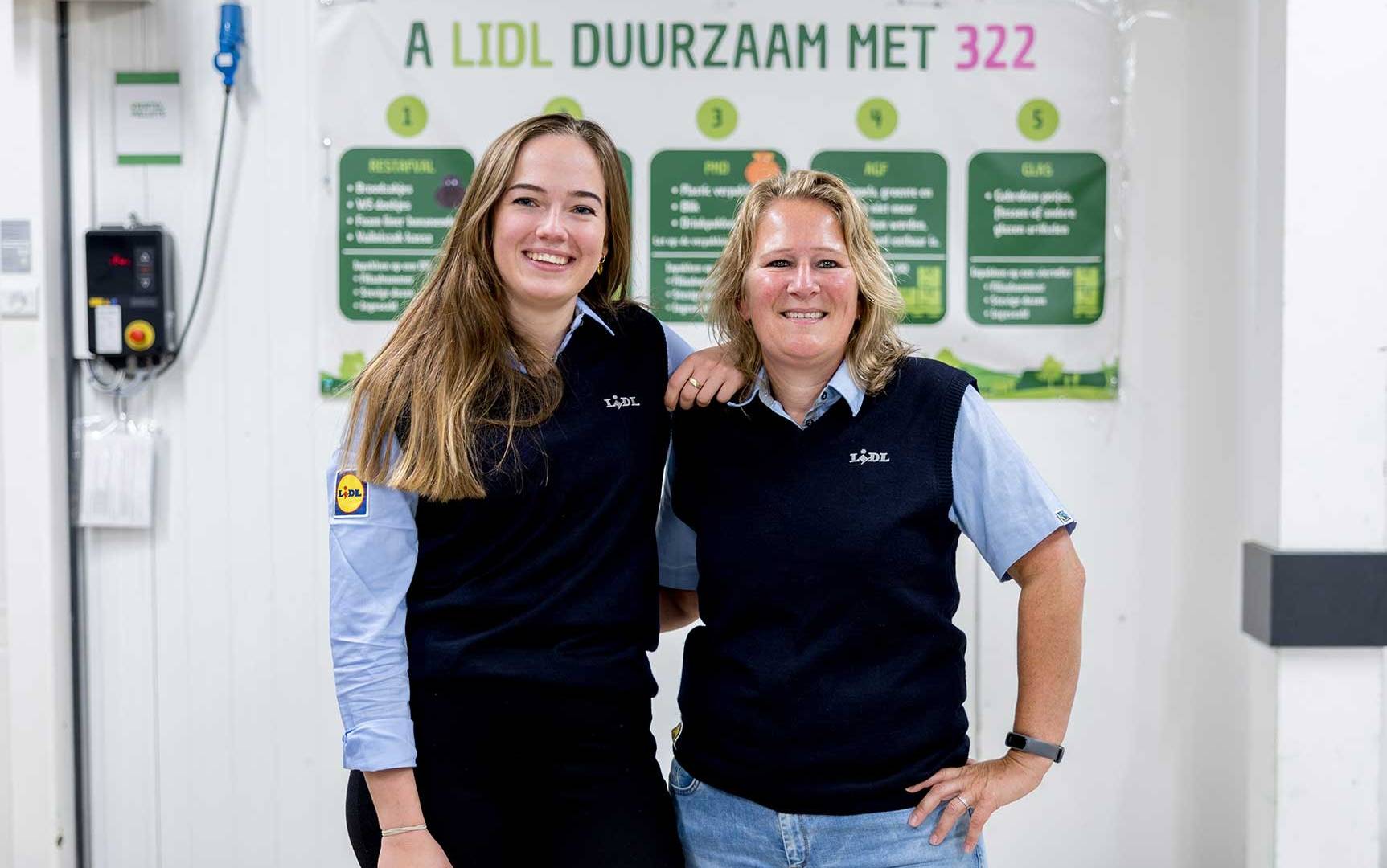 Supermarktmanager en assistent supermarktmanager in magazijn