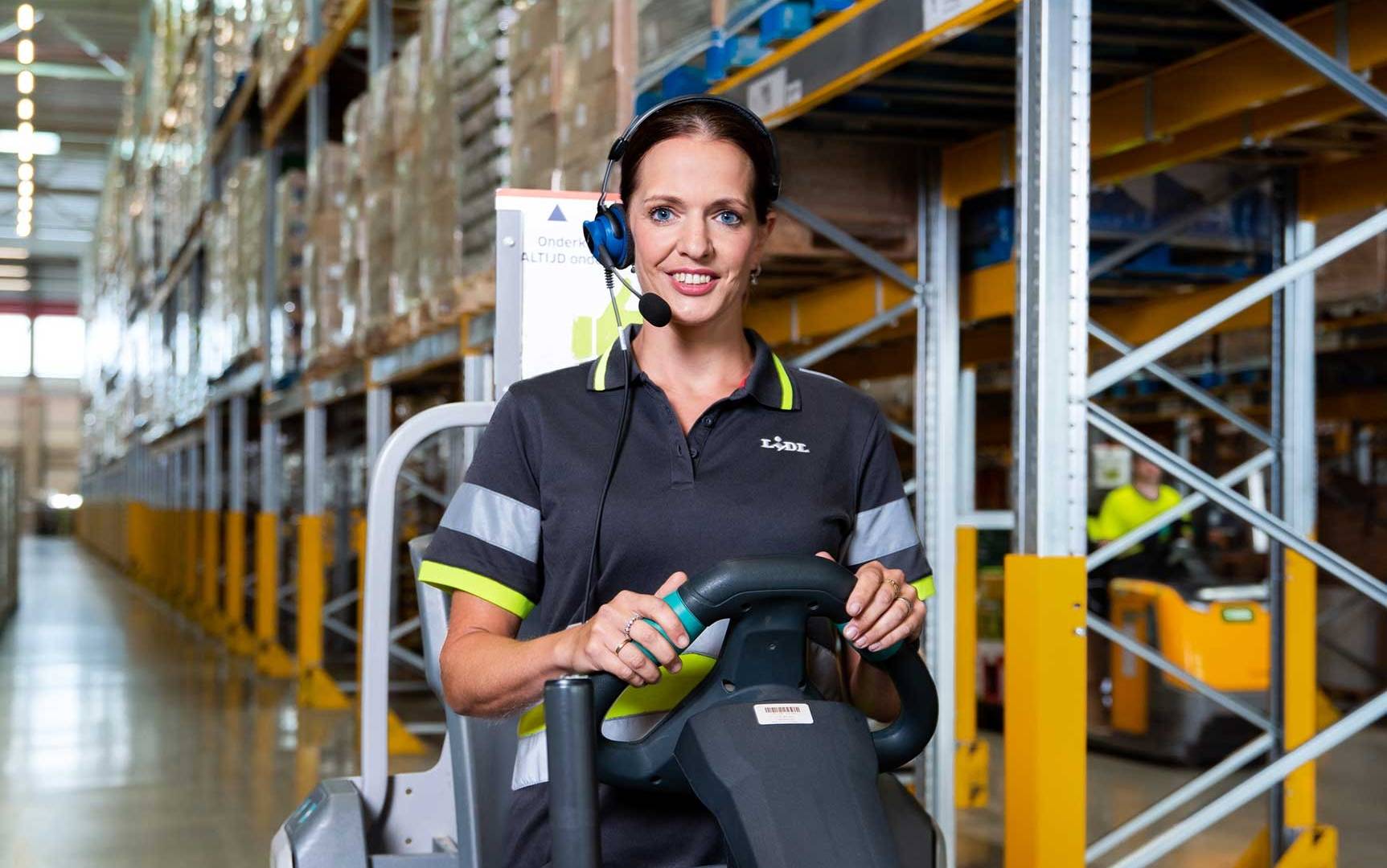 Collega orderpicker zit op elektrische palletwagen