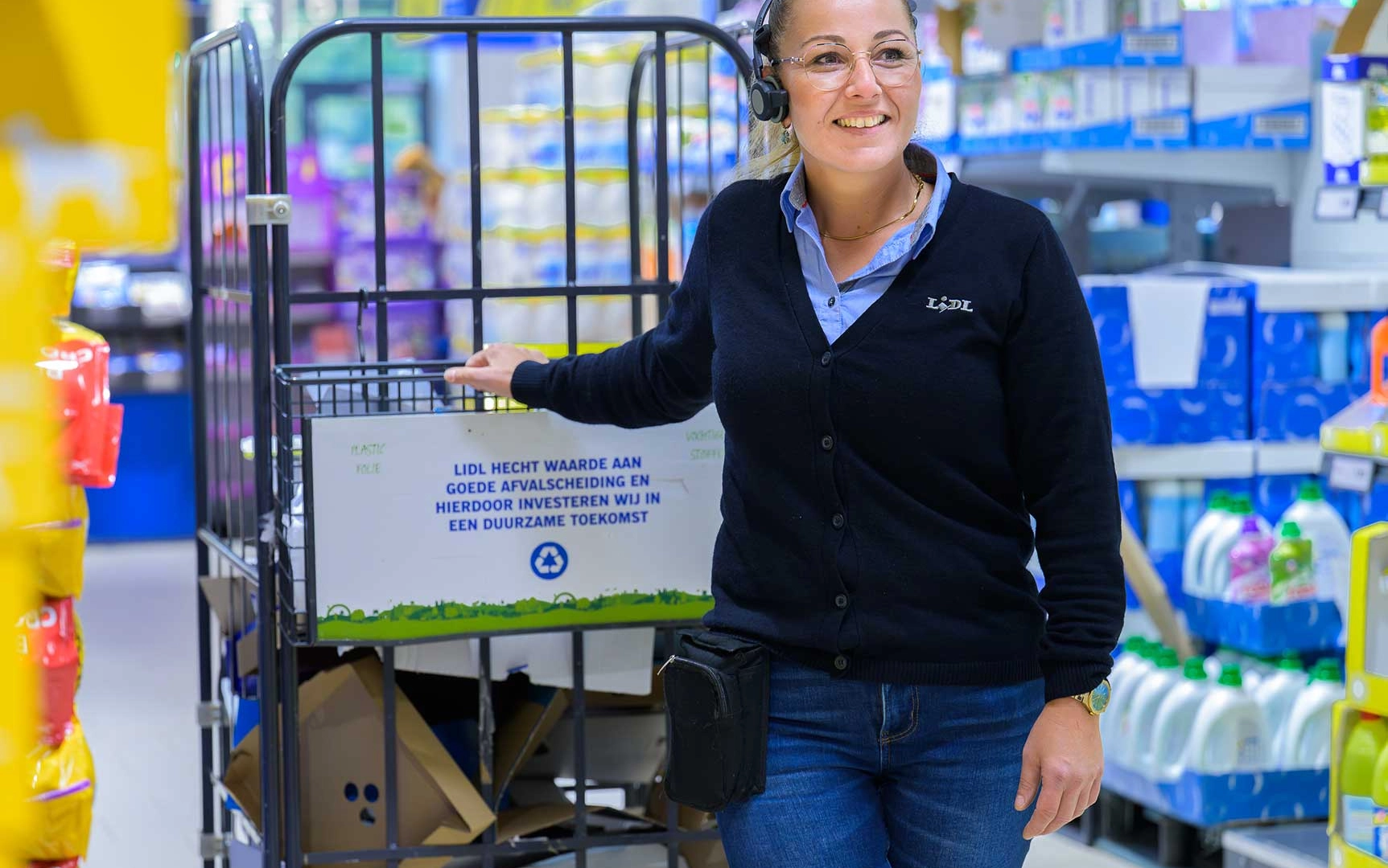 Assistent supermarktmanager trekt scheurkar