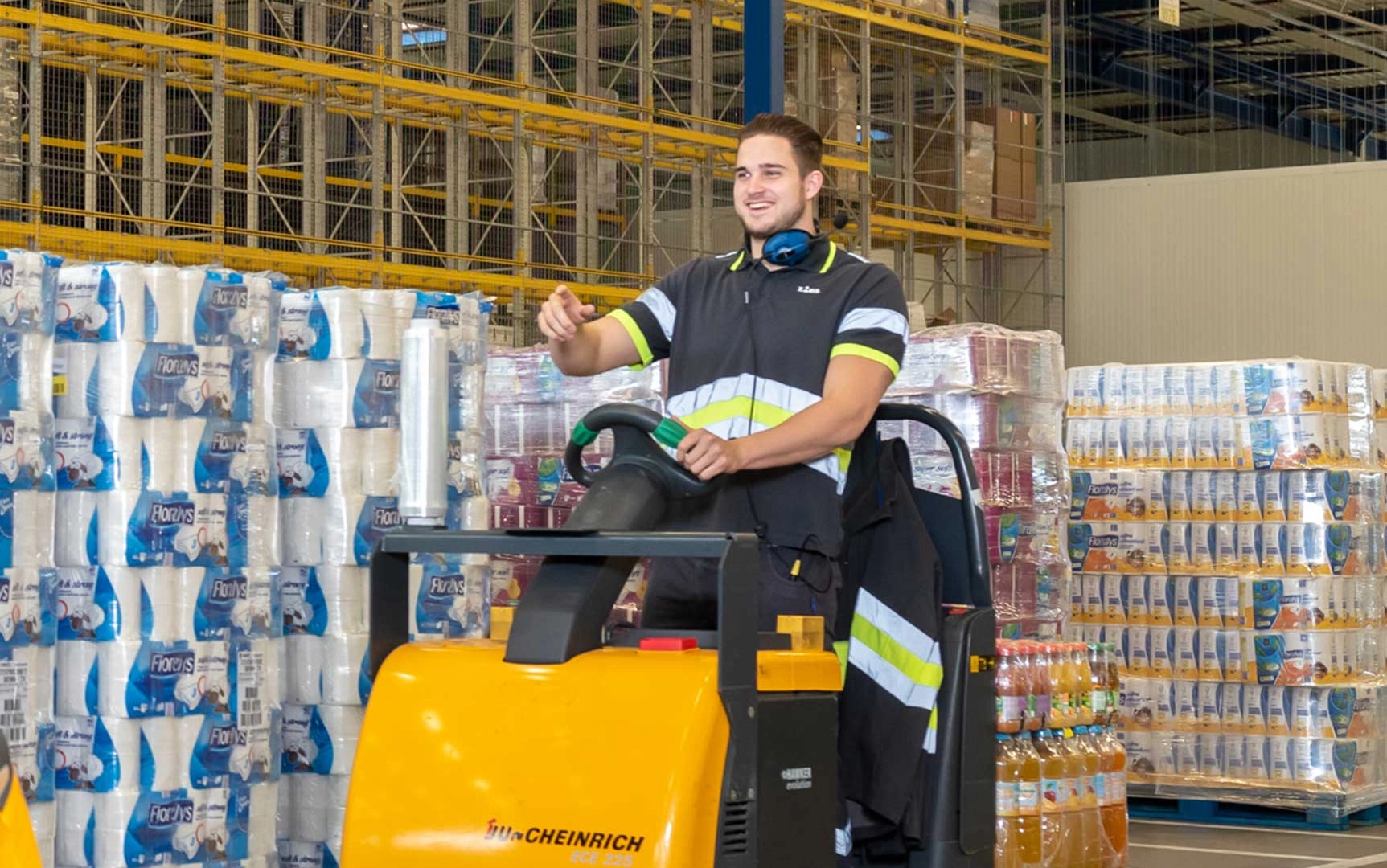 Collega bijbaan orderpicker op een elektrische oderverzameltruck