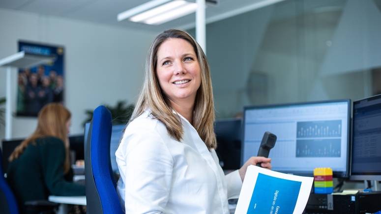 Louise op kantoor achter computer