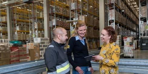 3 logistieke collega's in overleg
