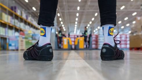 Collega met Lidl sokken in het distributiecentrum