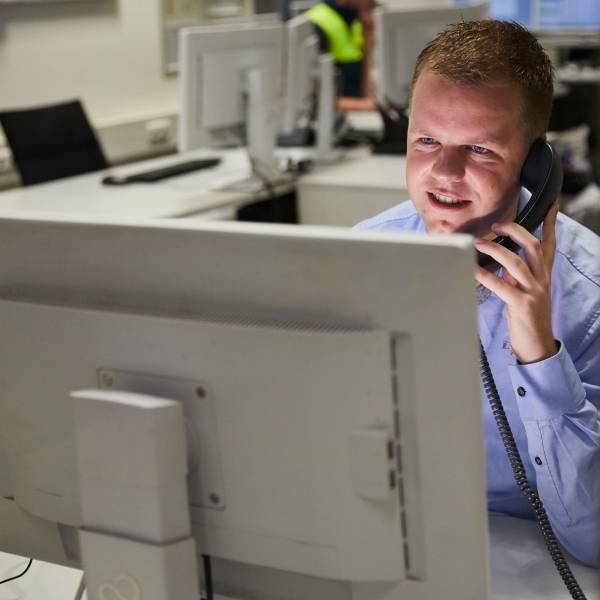 Collega achter de computer