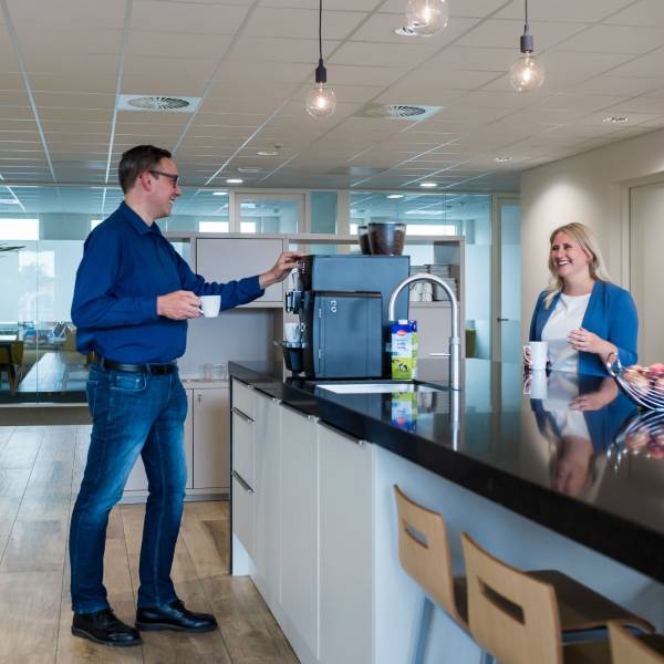 Collega's in de pantry aan het kletsen