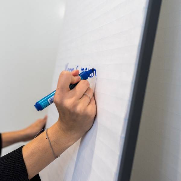 Collega aan flipchart
