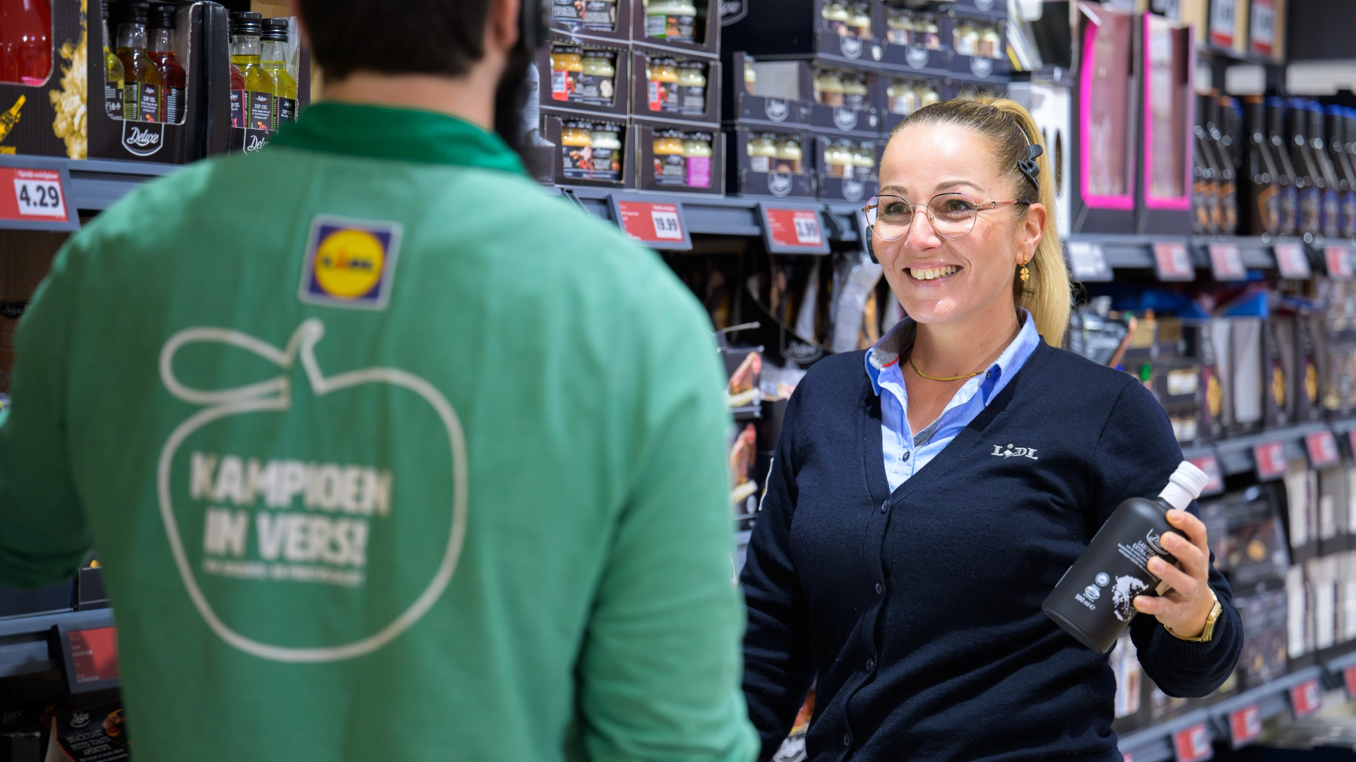 Assistent supermarktmanager met versverantwoordelijke in de winkel
