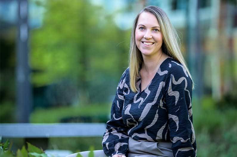 Manager IT zit buiten bij hoofdkantoor Lidl