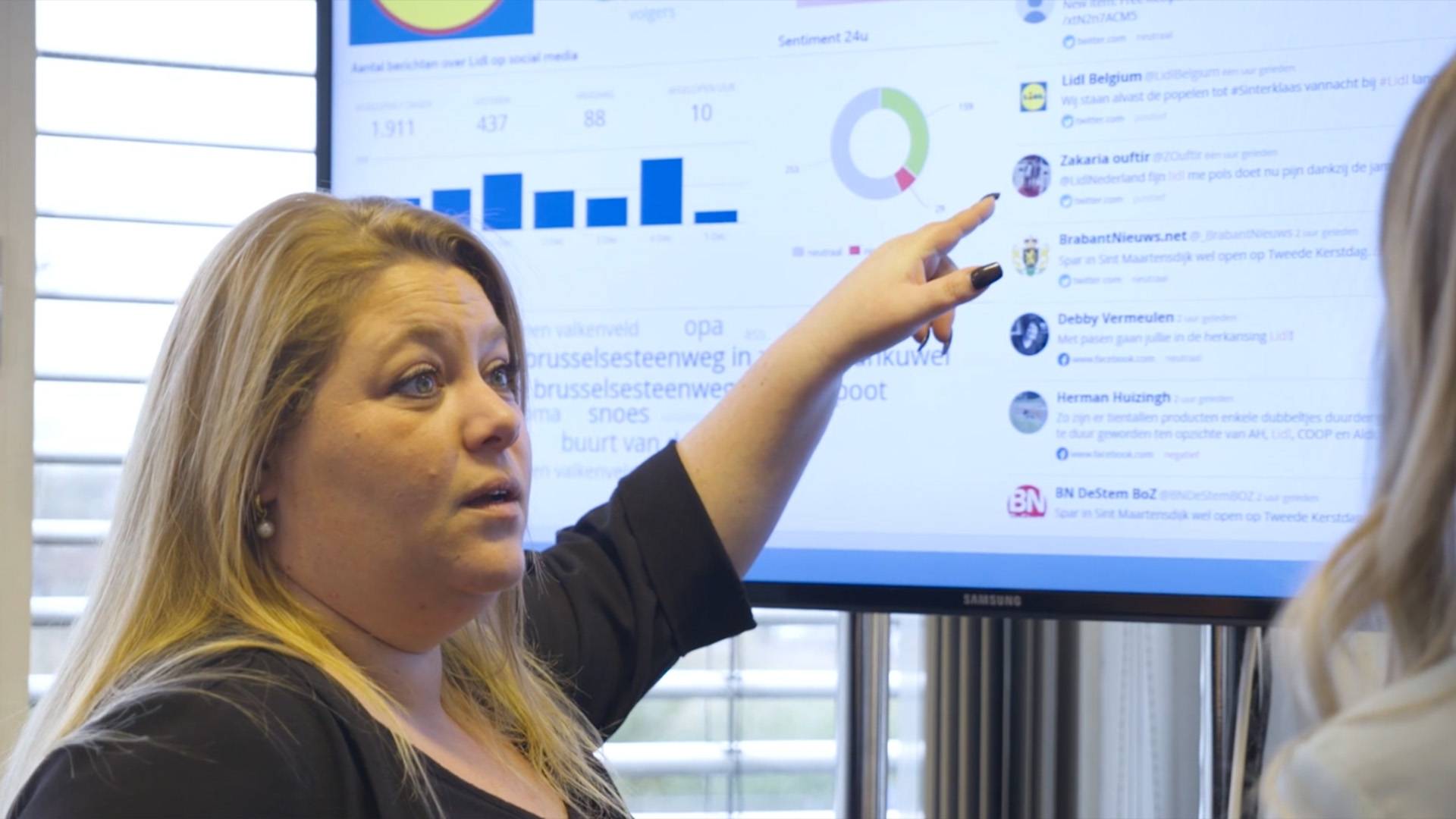 Renee laat iets zien op de social media scherm