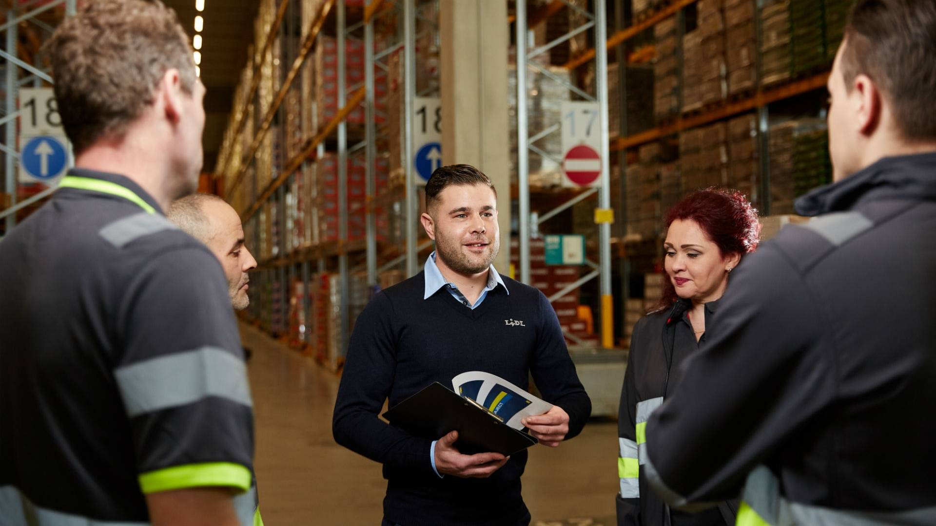Teammanager in overleg met orderverzamelaars