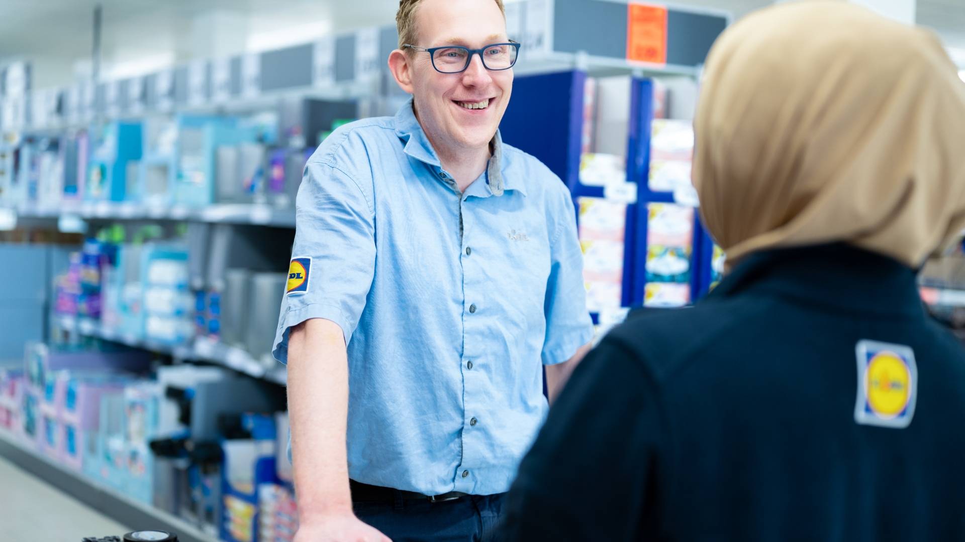 Collega in filiaal met collega
