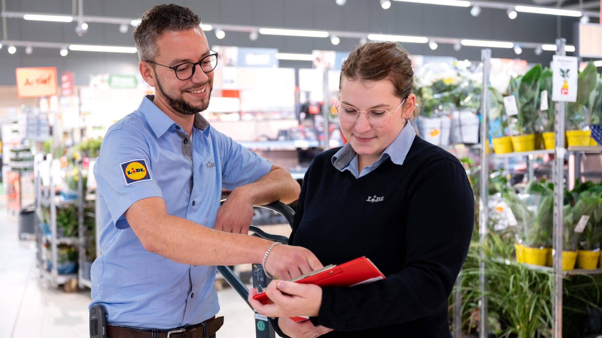 Plaatsvervangend supermarktmanagers in de winkel kijkend naar planning