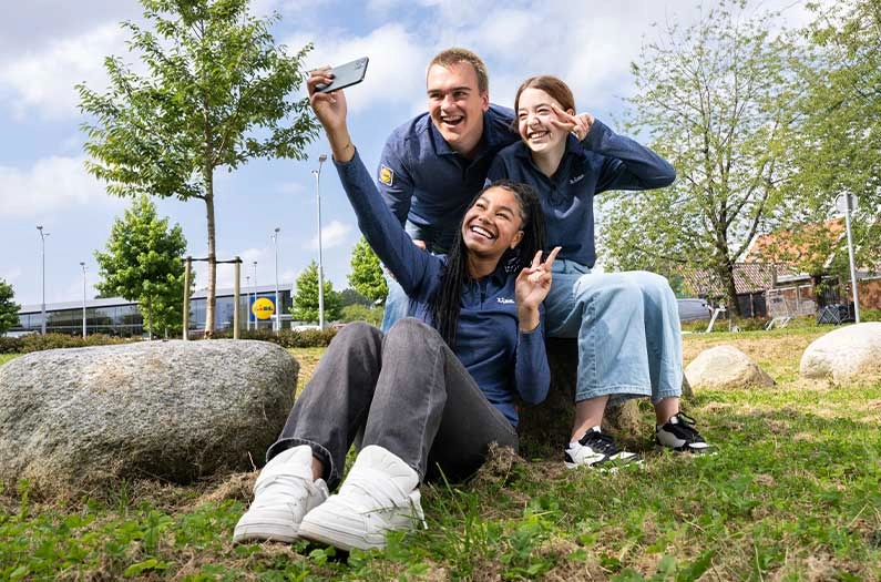 Collega's maken samen een selfie
