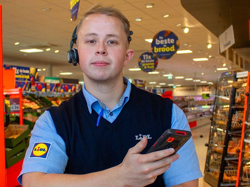Collega-in-de-supermarkt-die-lachend-in-de-camera-kijkt