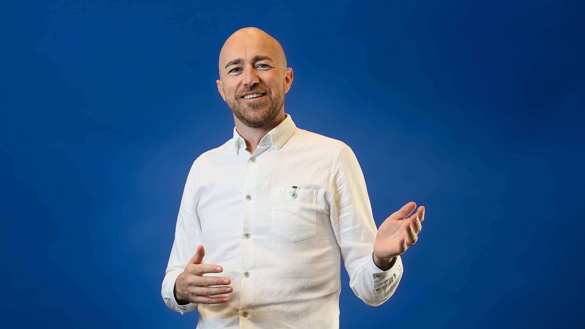 Ciaran voor een blauwe achtergrond