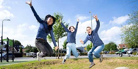 Collega's springen van blijdschap