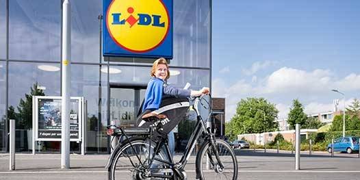 Collega staat bij haar fiets
