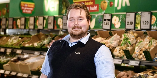 Plaatsvervangend supermartkmanager staat voor de groente en fruit