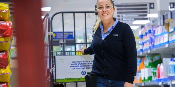 Assistent supermarktmanager trekt scheurkar