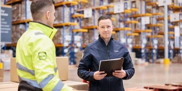 Teammanager op de werkvloer distributiecentrum Venlo