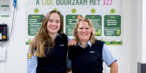 Supermarktmanager samen met assistent supermarktmanager in de winkel